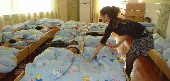 幼儿园午睡管理教师行为规范 | 孩子午睡，老师做什么？-幼师课件网第2张图片