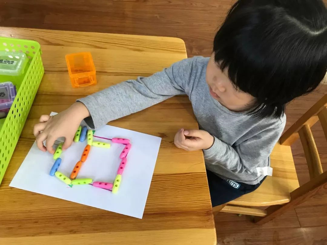 创新游戏案例实录 | 小班游戏：好玩的纽扣（一物多玩）-幼师课件网第25张图片