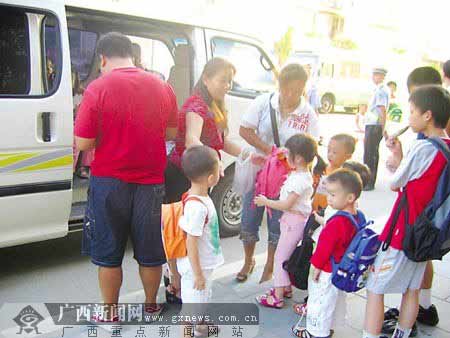 广西桂林幼儿园校车长期超载 孩子车厢内大喊-幼师课件网第1张图片