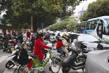 家长接娃车堵住幼儿园 附近交通堵塞成为重灾区-幼师课件网第1张图片