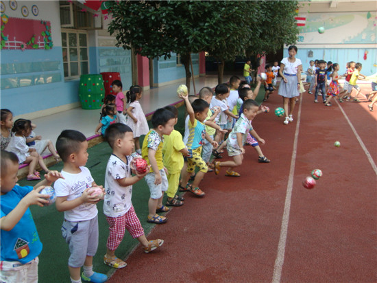 中班协调性体育游戏—玩纸球-幼师课件网第1张图片