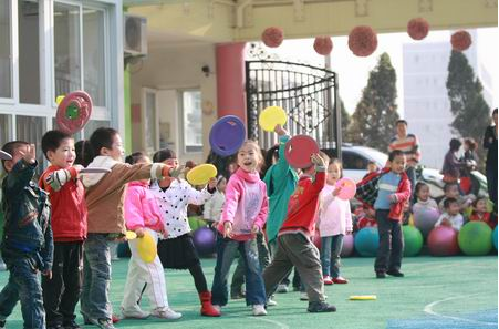 “一物多玩”，教师是观察者，引导者。-幼师课件网第1张图片