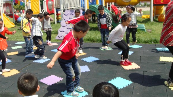 中班体育游戏教案——快乐的小青蛙（平衡）-幼师课件网第3张图片