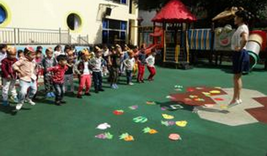 幼儿园小班社会活动：小猴分桃-幼师课件网