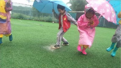 下雨天幼儿园这样开展雨中活动，孩子乐翻天！-幼师课件网第5张图片