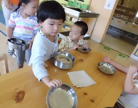 还在为孩子不好好吃饭伤脑筋？三大招让孩子爱上在幼儿园进餐-幼师课件网第7张图片