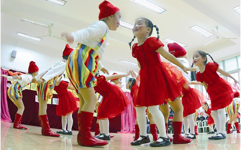 中班舞蹈活动：我来教你跳个舞-幼师课件网第3张图片