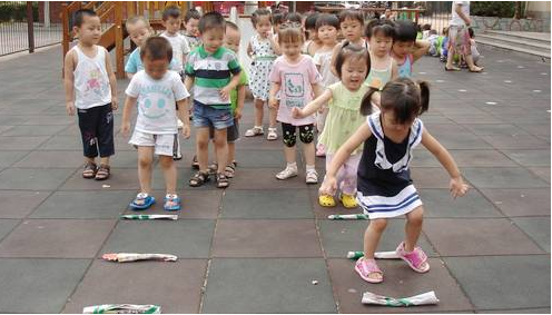 中班体育教案——猴玩纸棒-幼师课件网第1张图片