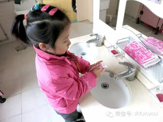 在幼儿园 | 孩子一天在园用几条小毛巾，爸爸妈妈知道吗？-幼师课件网第4张图片