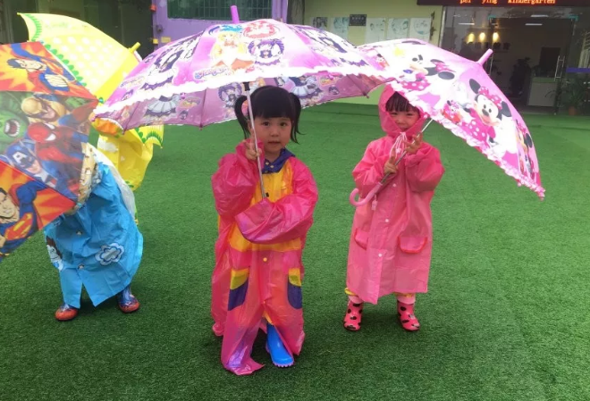 下雨天幼儿园这样开展雨中活动，孩子乐翻天！-幼师课件网第11张图片