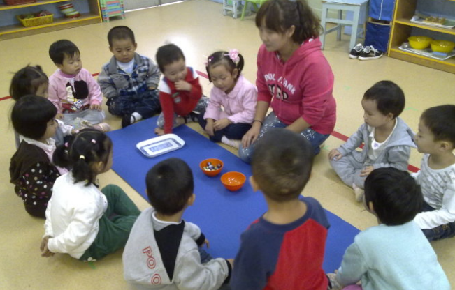 蒙台梭利生活教案：穿珠子-幼师课件网