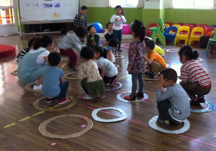 大班趣味体育教案《小青蛙捉害虫》（增强跳跃能力、反应力）-幼师课件网第5张图片