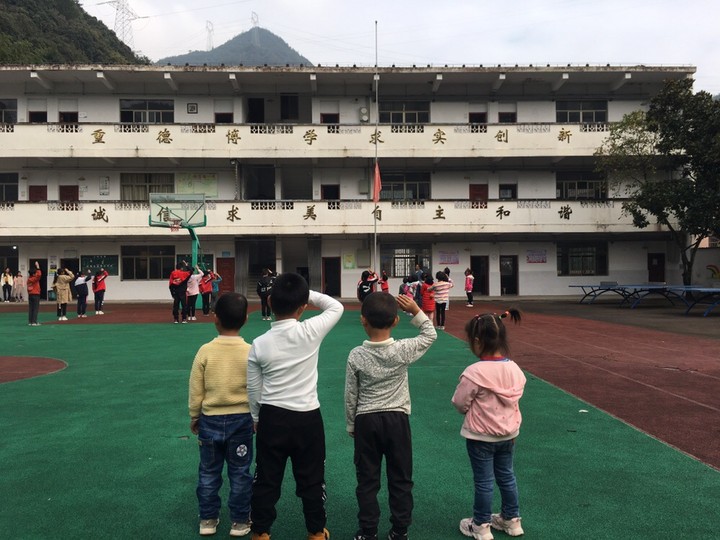 幼小衔接之参观小学升旗仪式――石璜镇通源中心幼儿园-幼师课件网第1张图片