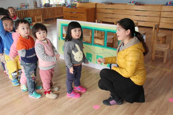 小班幼儿在“游戏化的一日生活”中获得发展-幼师课件网第2张图片