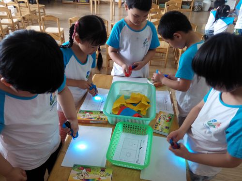 中班科学教案——舞台灯光师-幼师课件网第1张图片