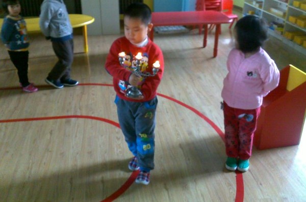蒙氏教案：持物走线+后续活动-幼师课件网第5张图片