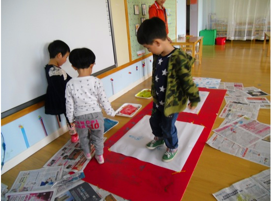 有趣的鞋印画-幼师课件网第1张图片