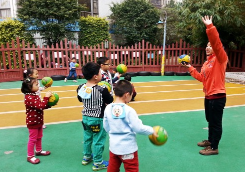 “顺、引、助”——户外活动中的师生互动-幼师课件网第1张图片