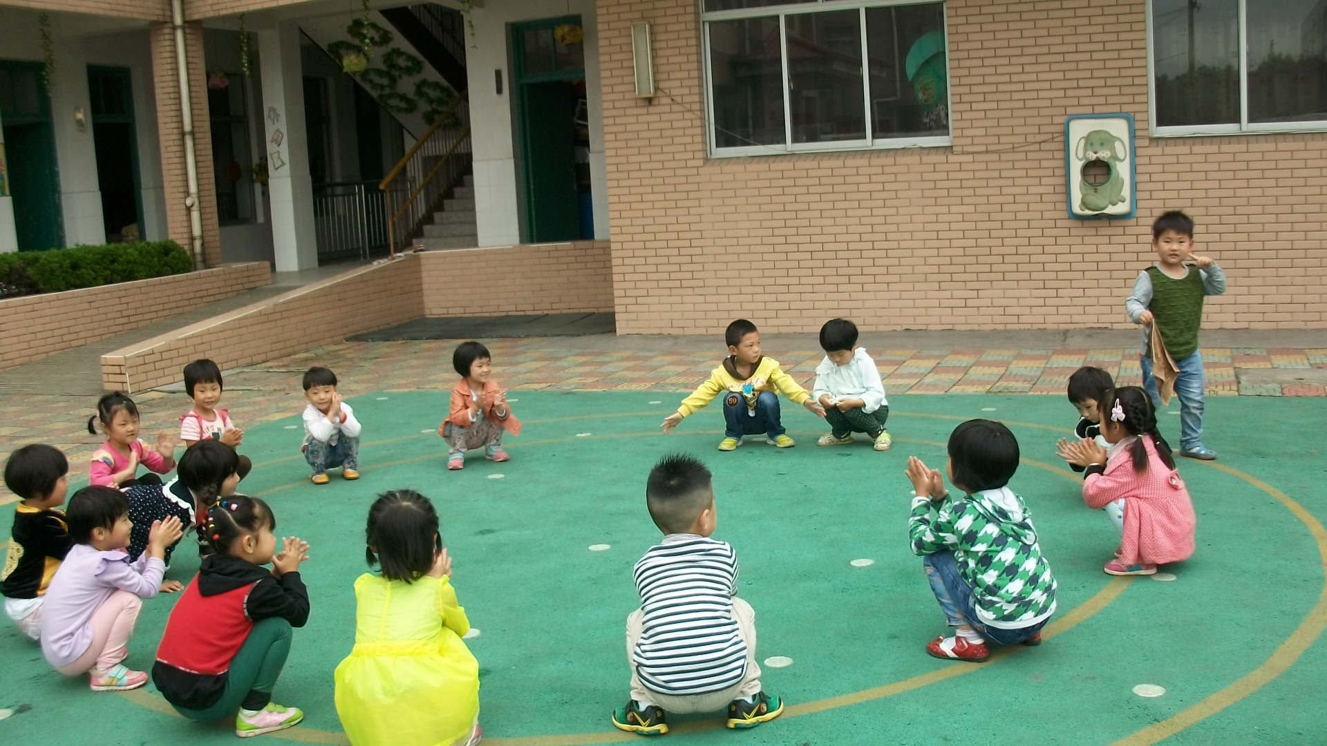 幼儿园体育游戏集锦-幼师课件网第2张图片