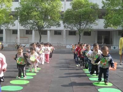 小班的体育教案《小青蛙捉害虫》（双脚并拢跳、平衡能力）-幼师课件网第2张图片