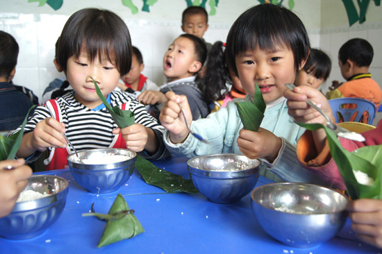 端午节活动 | 幼儿包粽子比赛，get多种包粽子技能-幼师课件网第11张图片