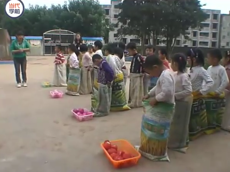 获奖公开课视频 | 中班健康领域体育活动《好玩的口袋》-幼师课件网第3张图片