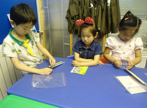 大班科学活动：《会翻跟头的小胶囊》-幼师课件网第3张图片