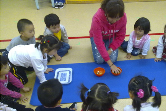 蒙台梭利生活教案：穿珠子-幼师课件网第2张图片