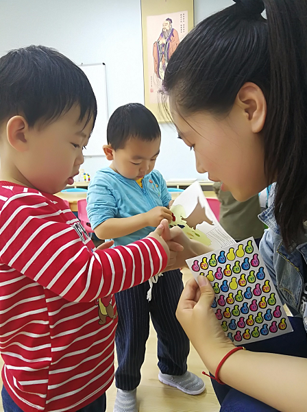 我的妈妈是幼师，她要抱着其他小朋友-幼师课件网第10张图片