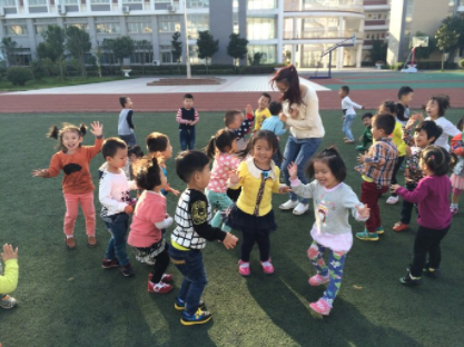 小班体育活动《开心跳跳糖》 | 锻炼技能：双脚跳-幼师课件网