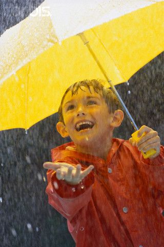 细雨 | 下雨天只会睡觉？这十个游戏给你和孩子雨天的专属浪漫-幼师课件网第6张图片