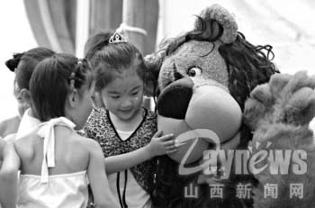 山西：《绿野仙踪》走访幼儿园“多丽娅”成为孩子的大明星（图）-幼师课件网第1张图片