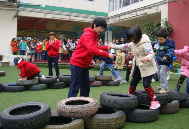 幼儿园新年体育教案：小袋鼠购年货（大班）-幼师课件网第1张图片