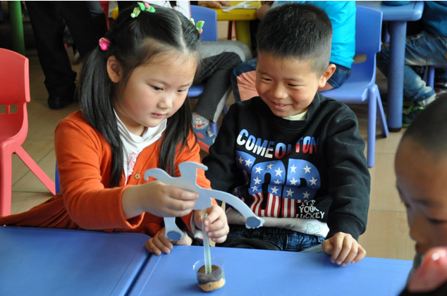 大班科学活动：会到立的小丑-幼师课件网第1张图片