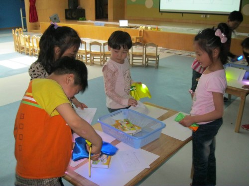 中班科学教案——舞台灯光师-幼师课件网第2张图片