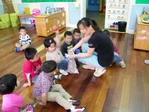 小班科学领域教案 |《和气球孩子做游戏》-幼师课件网第8张图片