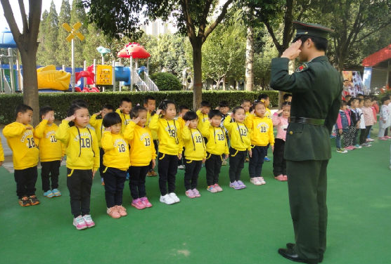 大班国防教育教案：《学做解放军》-幼师课件网第2张图片