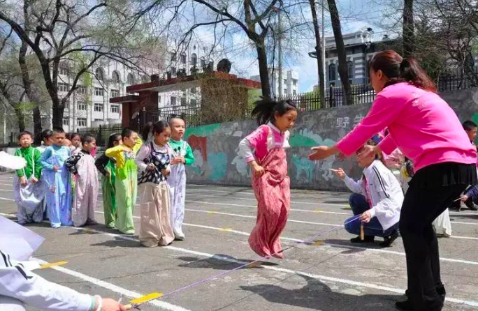 给爸爸妈妈的一封信：我们为什么要在秋冬季节保持户外活动？-幼师课件网第1张图片