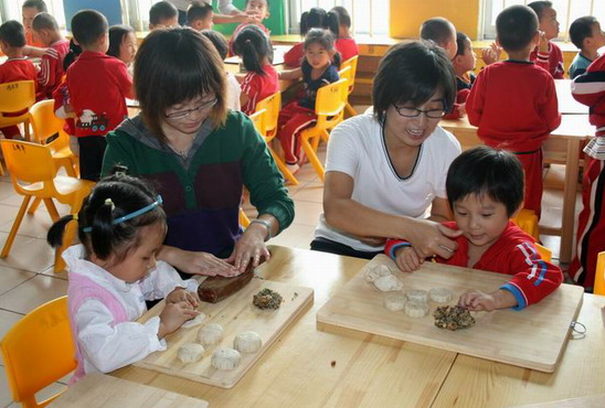 小班中秋节教案：月饼真正多-幼师课件网第2张图片