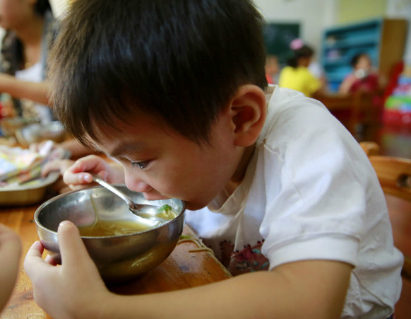 还在为孩子不好好吃饭伤脑筋？三大招让孩子爱上在幼儿园进餐-幼师课件网第3张图片