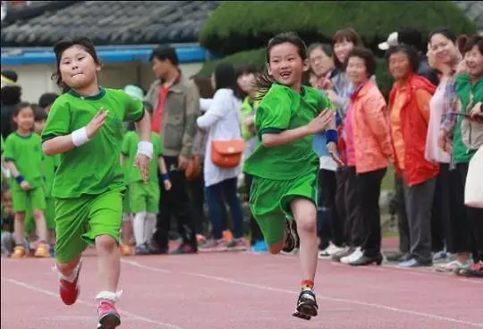 中国塑胶跑道总出问题，国外为什么不用塑胶跑道？看完恍然大悟-幼师课件网第3张图片