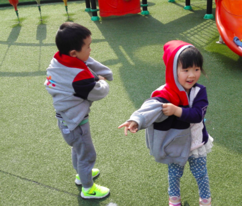 小班健康活动 | 《小肚皮捉迷藏》，塞好衣服不感冒-幼师课件网